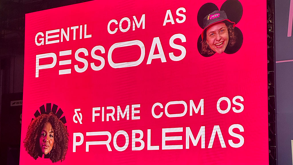 Painel inspirador no RD Summit 2024 com a mensagem "Gentil com as pessoas & firme com os problemas