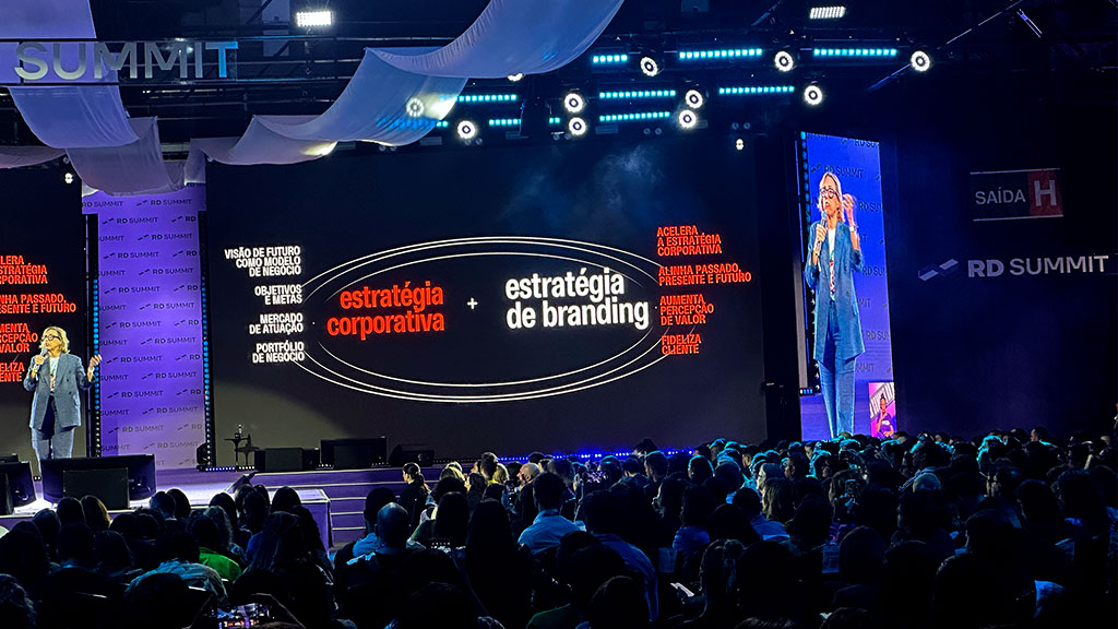 Palestra sobre estratégia corporativa e branding no palco principal do RD Summit 2024