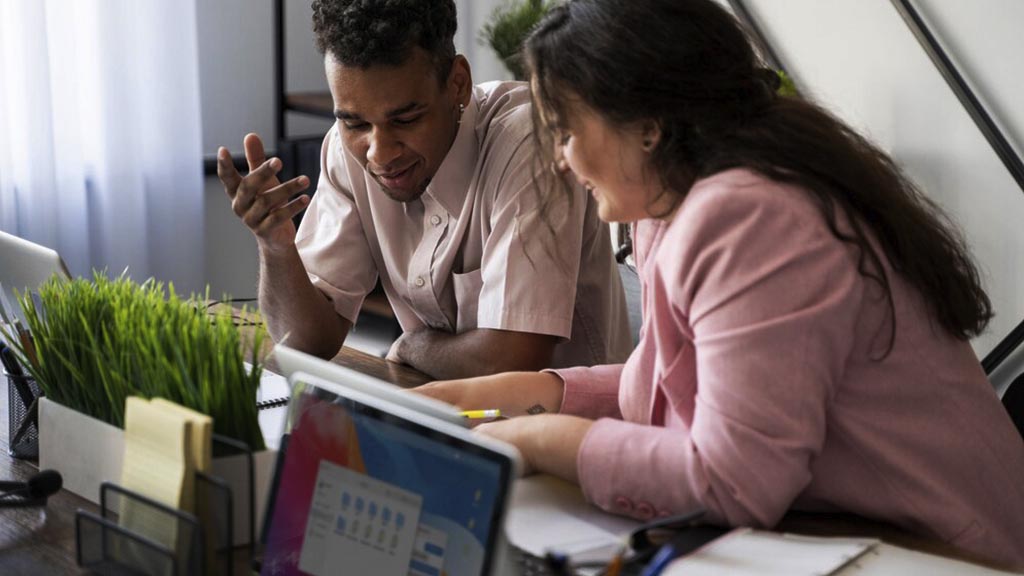 Profissionais discutindo estratégias de marketing para pequenos negócios em ambiente de escritório