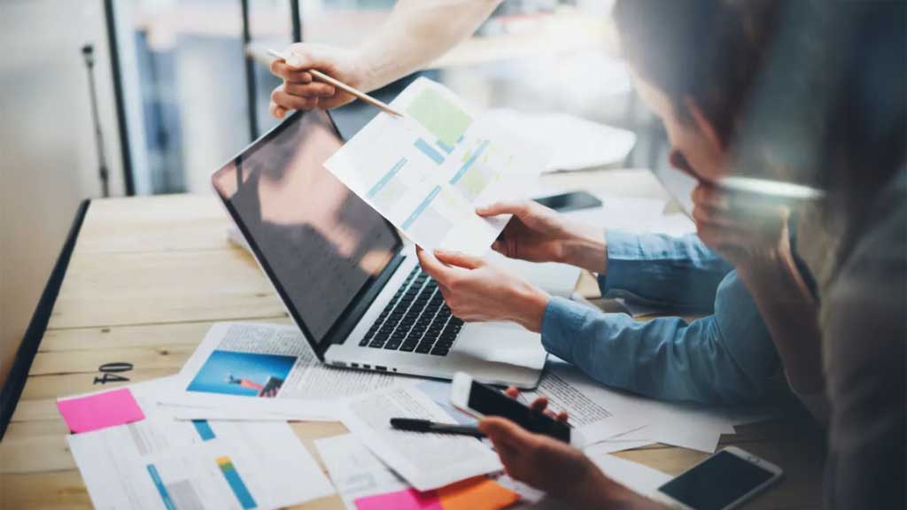 Como implementar um CRM com sucesso: estratégia, processos e resultados