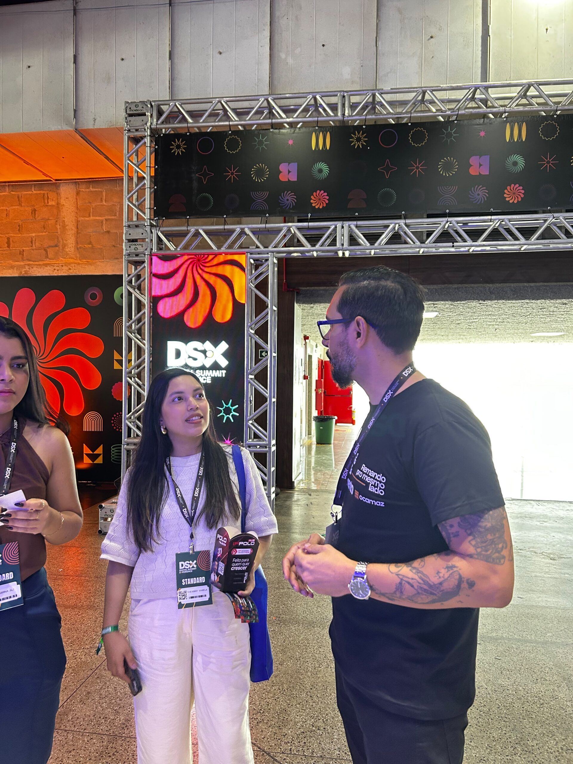 Integrante da Ocamaz conversa com participantes nos corredores do DSX 2026.