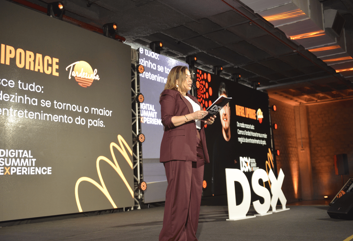 Apresentação no palco principal do DSX 2026 sobre negócios e entretenimento.