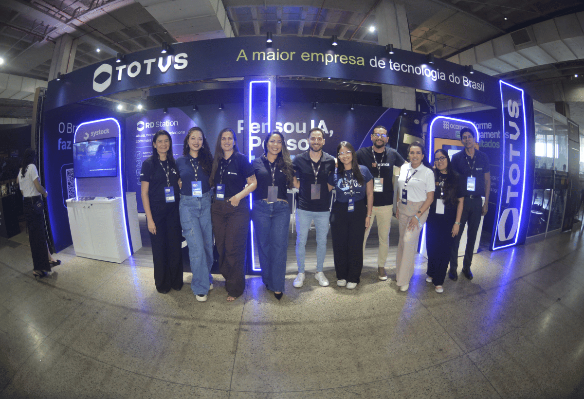 Equipes da Ocamaz e da TOTVS Norte no estande da feira de negócios do DSX 2026.