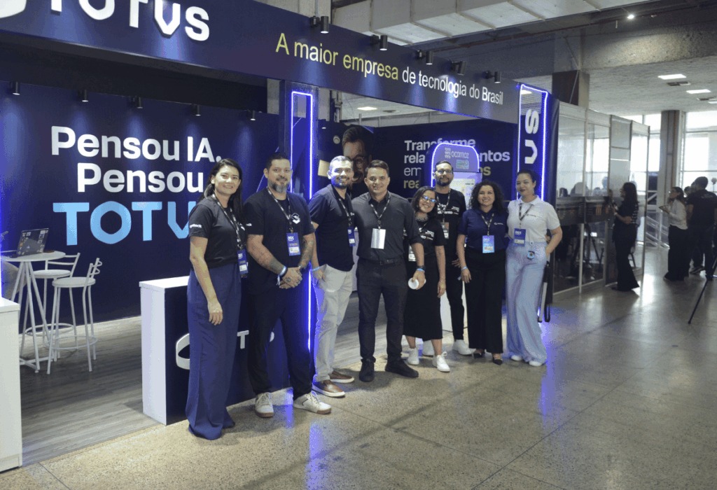 Equipes da Ocamaz e da TOTVS Norte no estande da feira de negócios do DSX 2026.