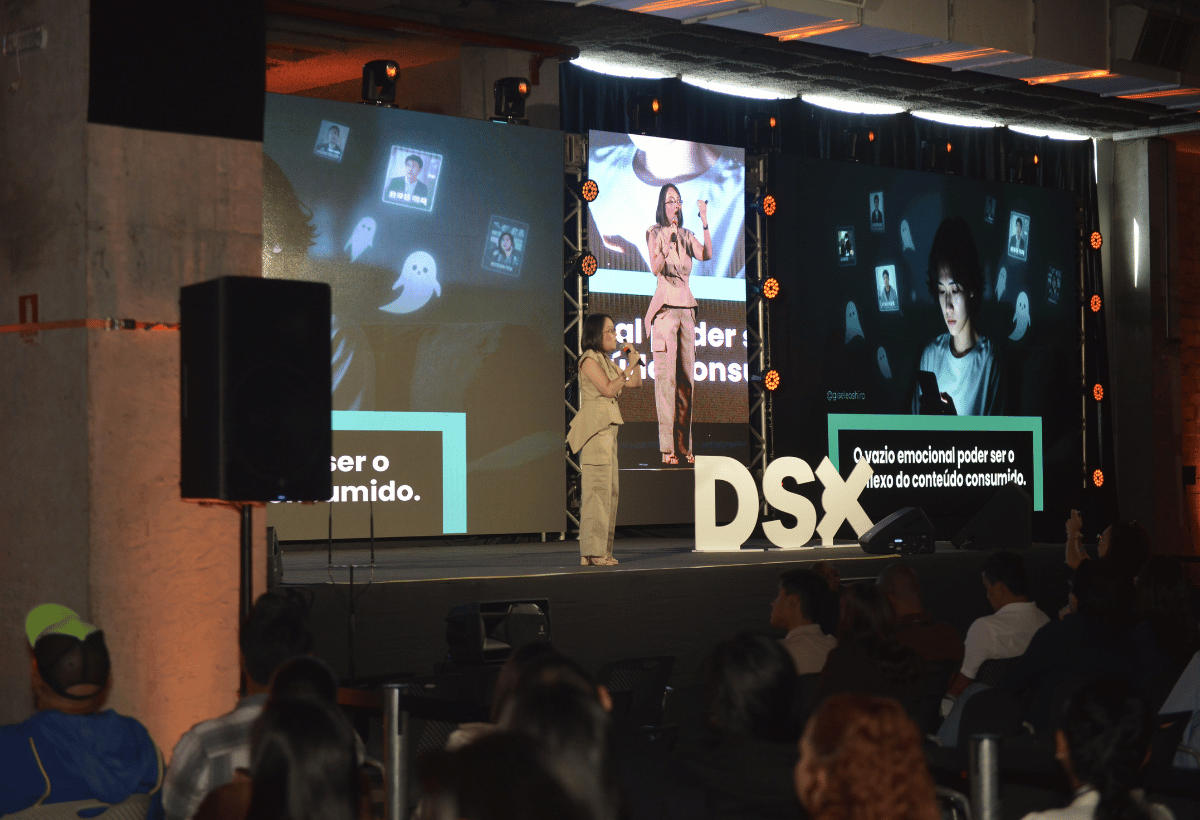 Palestrante apresenta conteúdo sobre comportamento digital durante o DSX 2026.