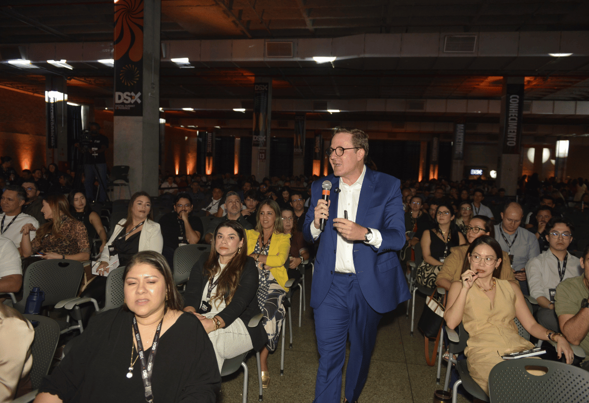 Palestrante interage com o público durante uma palestra no DSX 2026, em Manaus.