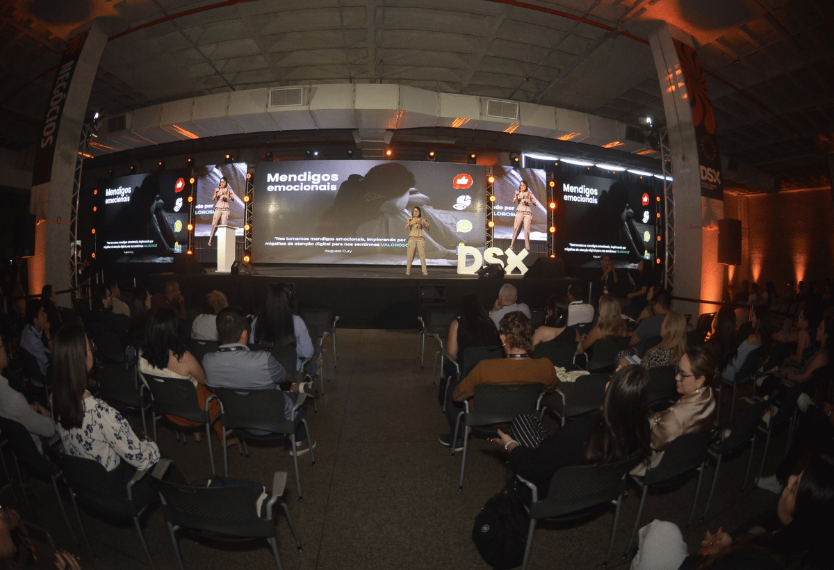 Público acompanha uma palestra no palco principal do DSX 2026, em Manaus.
