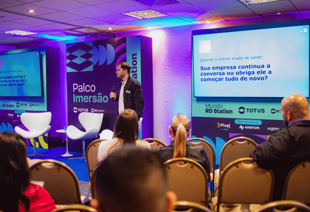 A experiência do cliente foi um dos temas centrais do Mundo RD, destacando a importância da comunicação integrada em toda a jornada.